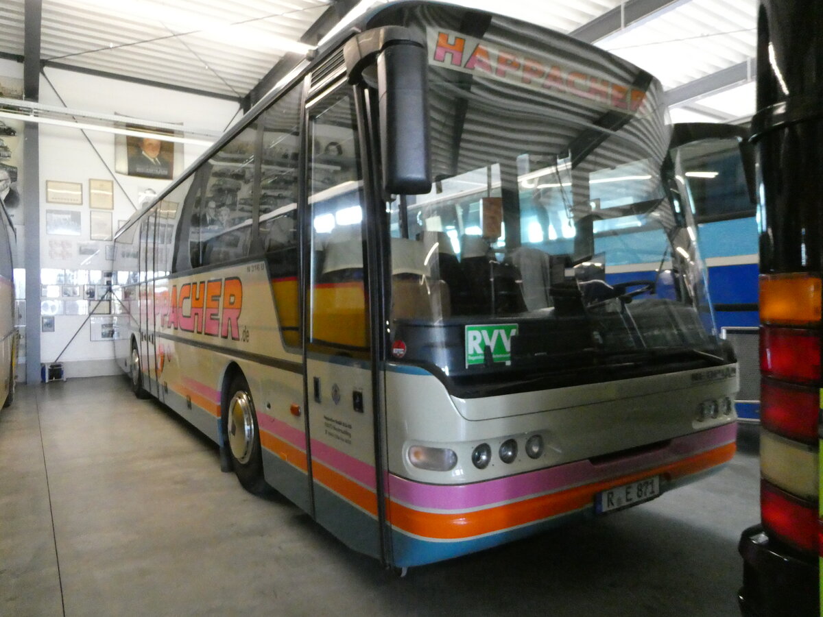 (250'986) - Happacher, Neutraubling (Auw�rter) - R-E 871 - Neoplan am 4. Juni 2023 in Pilsting, Auw�rter Automobil-Park