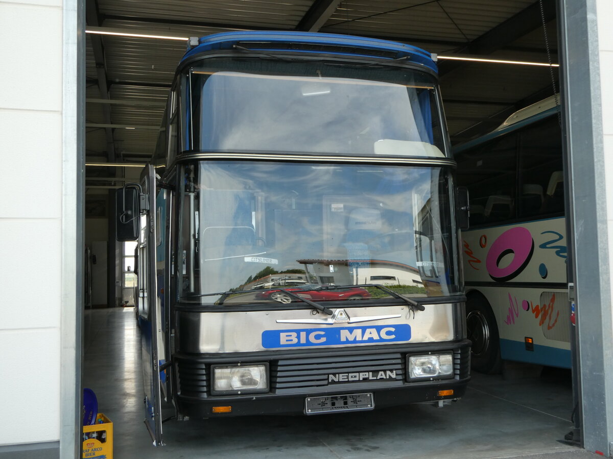 (251'036) - McDonald's, M�nchen (Auw�rter) - Neoplan am 4. Juni 2023 in Pilsting, Auw�rter Automobil-Park