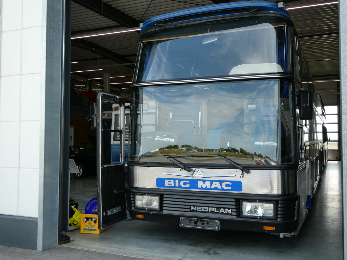(251'037) - McDonald's, M�nchen (Auw�rter) - Neoplan am 4. Juni 2023 in Pilsting, Auw�rter Automobil-Park