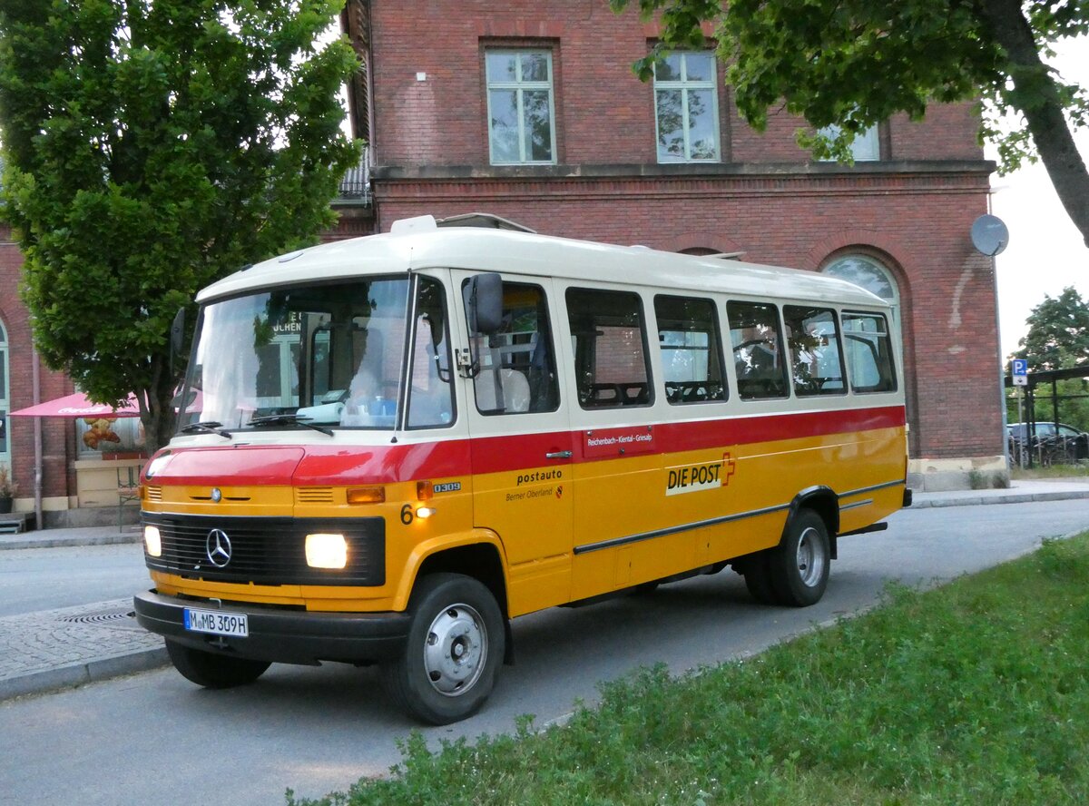 (251'061) - Hahn, M�nchen - Nr. 6/M-MB 309H - Mercedes (ex M�ller, CH-Ennetmoos Nr. 6; ex Portenier, CH-Adelboden Nr. 6/PID 492; ex Geiger, CH-Adelboden Nr. 6) am 4. Juni 2023 beim Bahnhof Landau