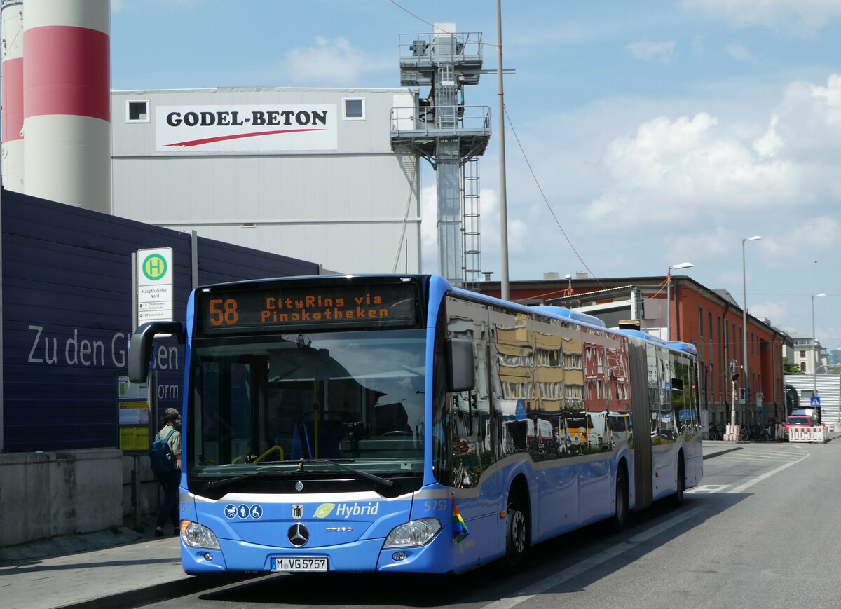 (251'074) - MVG M�nchen - Nr. 5757/M-VG 5757 - Mercedes am 5. Juni 2023 beim Hauptbahnhof M�nchen