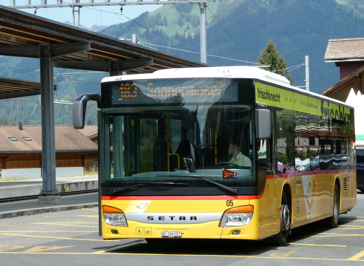 (251'121) - K�bli, Gstaad - Nr. 5/BE 366'987/PID 5425 - Setra am 6. Juni 2023 beim Bahnhof Gstaad