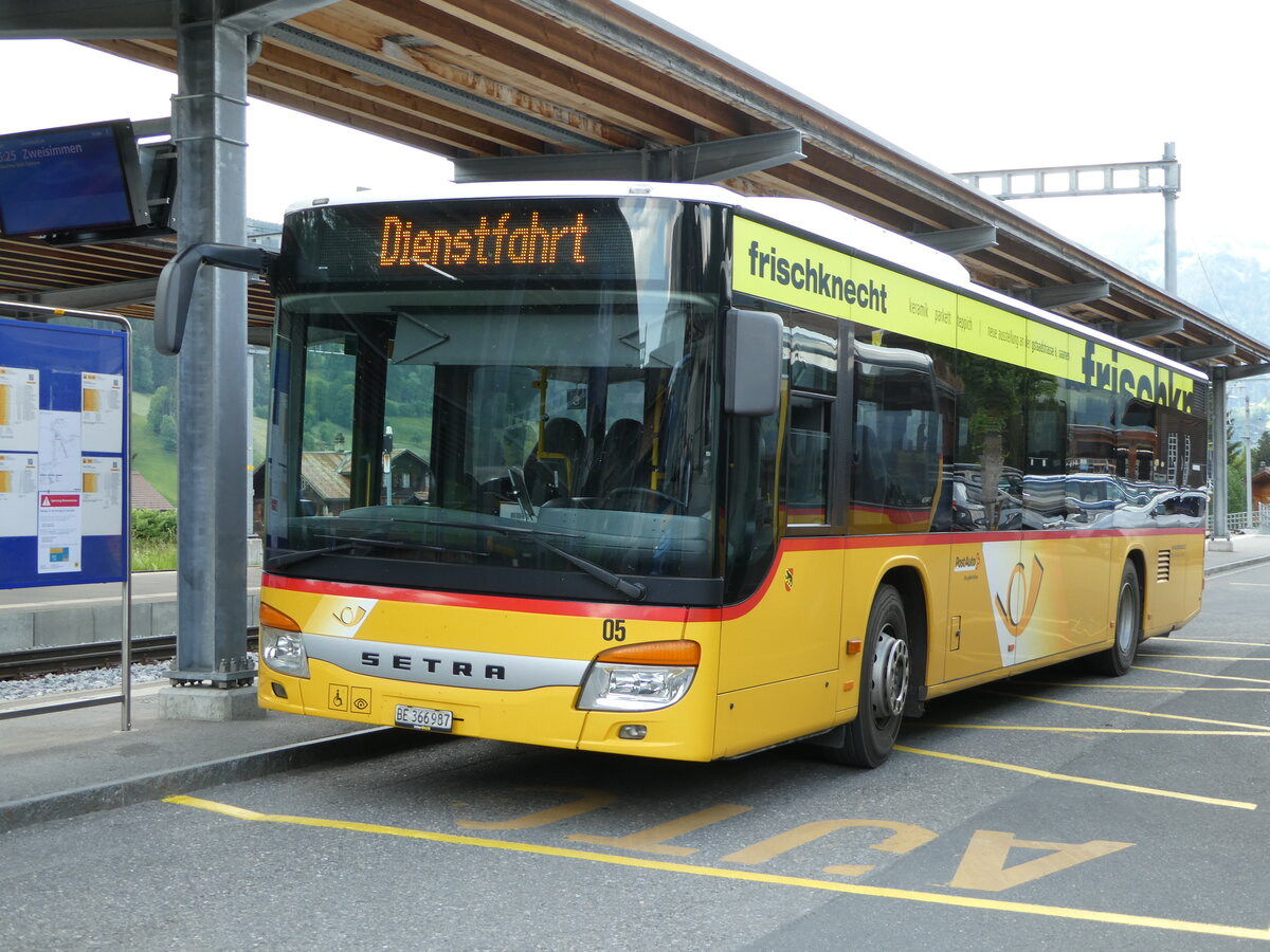 (251'144) - K�bli, Gstaad - Nr. 5/BE 366'987/PID 5425 - Setra am 6. Juni 2023 beim Bahnhof Gstaad