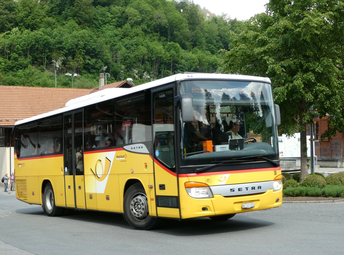 (251'147) - K�bli, Gstaad - Nr. 6/BE 107'055/PID 4534 - Setra am 6. Juni 2023 beim Bahnhof Gstaad
