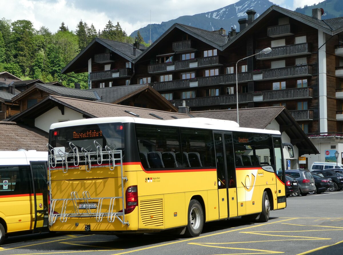 (251'149) - K�bli, Gstaad - Nr. 6/BE 107'055/PID 4534 - Setra am 6. Juni 2023 beim Bahnhof Gstaad