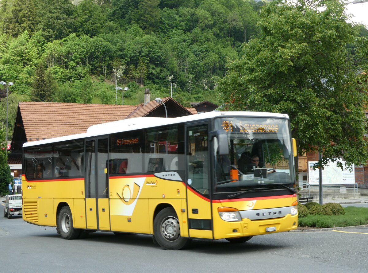 (251'150) - K�bli, Gstaad - Nr. 3/BE 330'862/PID 4535 - Setra am 6. Juni 2023 beim Bahnhof Gstaad
