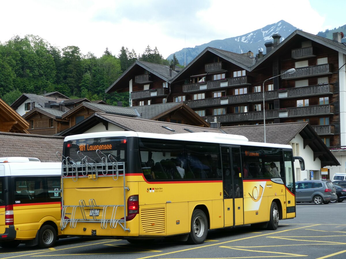 (251'151) - K�bli, Gstaad - Nr. 3/BE 330'862/PID 4535 - Setra am 6. Juni 2023 beim Bahnhof Gstaad