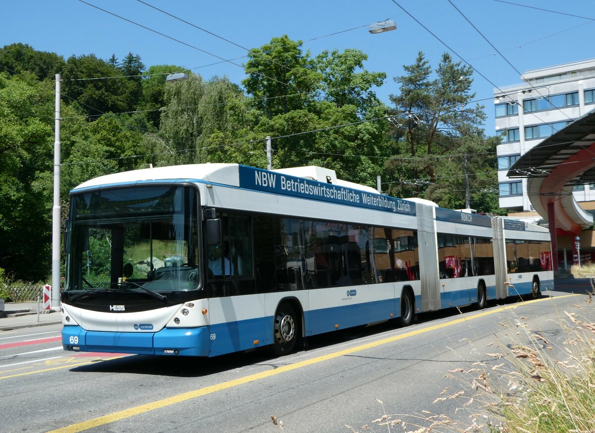 (251'454) - VBZ Z�rich - Nr. 69 - Hess/Hess Doppelgelenktrolleybus am 13. Juni 2023 in Z�rich, Bucheggplatz