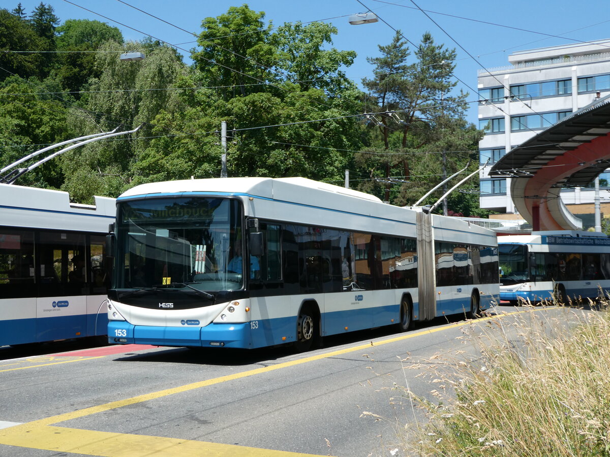 (251'460) - VBZ Z�rich - Nr. 153 - Hess/Hess Gelenktrolleybus am 13. Juni 2023 in Z�rich, Bucheggplatz