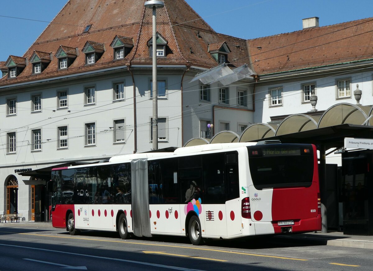 (251'523) - TPF Fribourg - Nr. 850/FR 300'218 - Mercedes am 15. Juni 2023 beim Bahnhof Fribourg