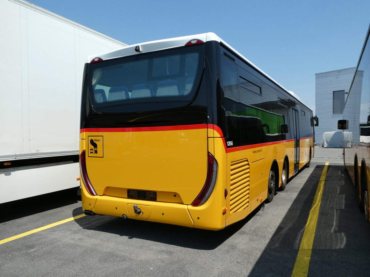 (251'607) - CarPostal Ouest - PID 12'056 - Iveco (ex Ballestraz, Gr�ne) am 17. Juni 2023 in Kerzers, Interbus