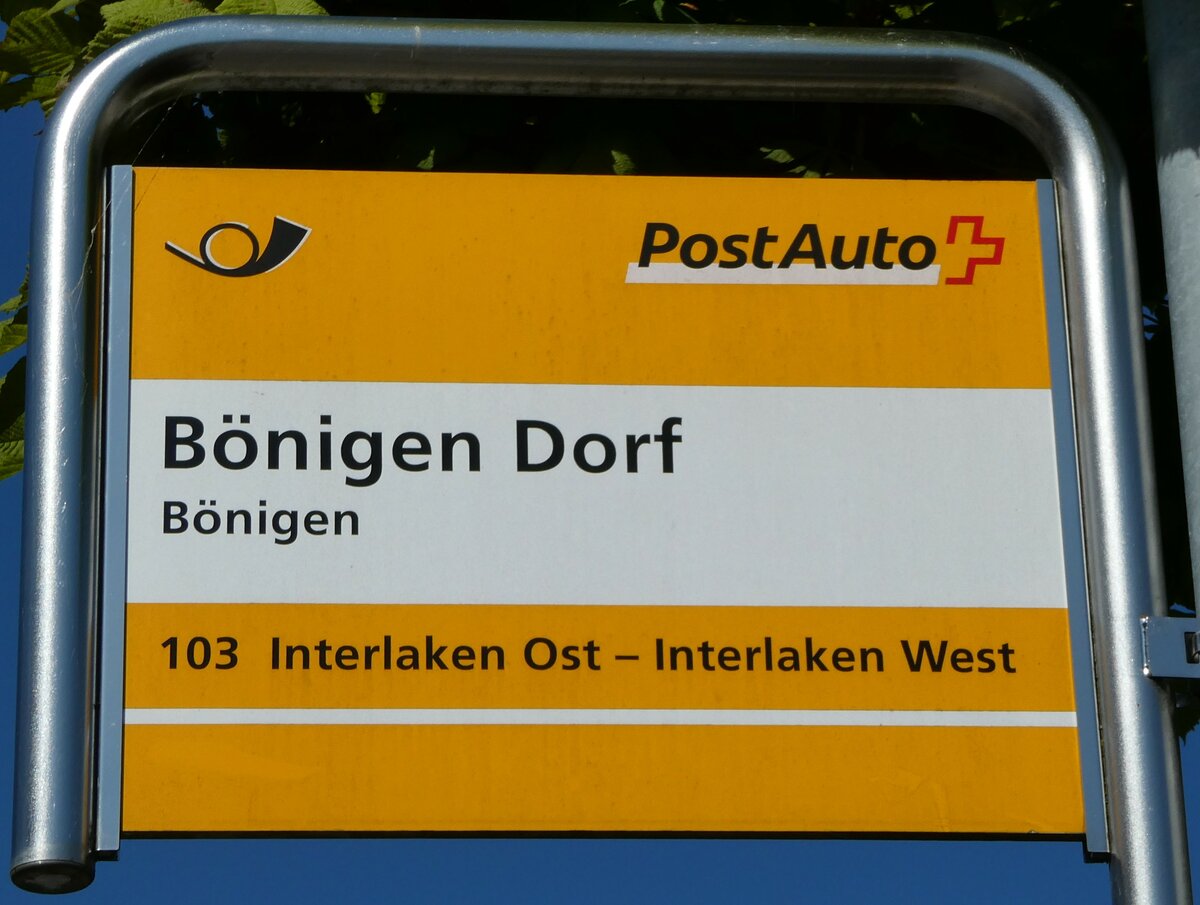 (251'907) - PostAuto-Haltestellenschild - B�nigen, Dorf - am 24. Juni 2023