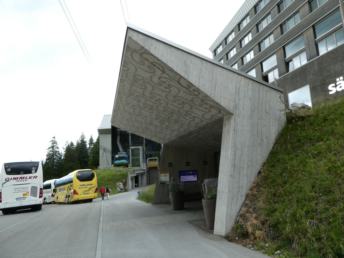 (252'353) - PostAuto-Haltestelle am 4. Juli 2023 in Schw�galp, S�ntis-Schwebebahn