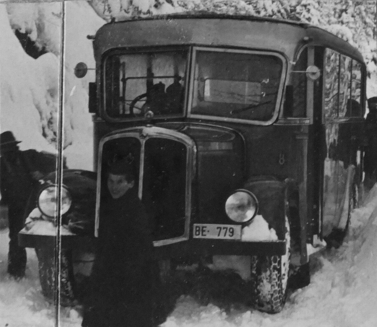 (252'386) - Aus dem Archiv: AFA Adelboden - Nr. 8/BE 779 - Saurer/R&Streun um 1938 in Achseten, Husweidlistutz (Dieses Foto erhielt ich als Bub von meinem Vater. Er war dabei, um zu helfen, denn das Postauto blieb im Schnee stecken. Leider schnitt ich auf dem Foto die ganze Umgebung ab; auch meinen Vater. Da ich auf der R�ckseite mit einem Lineal eine gerade Linie zog, dass es einen geraden Schnitt gibt. Die Linie war immerhin gerade, jedoch habe ich diese falsch ausgemessen. Dem war noch nicht genug...) 