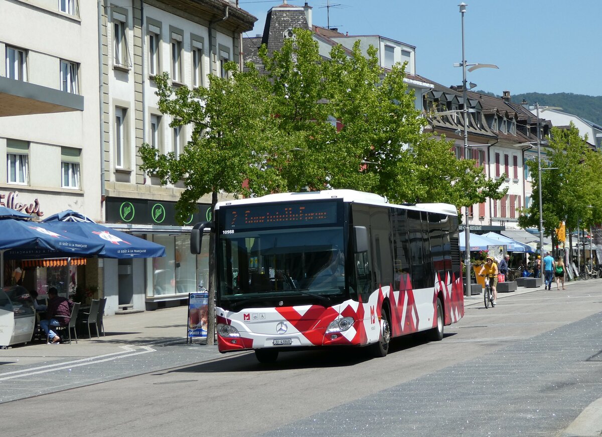 (252'438) - CarPostal Ouest - JU 43'868/PID 10'988 - Mercedes am 7. Juli 2023 beim Bahnhof Del�mont
