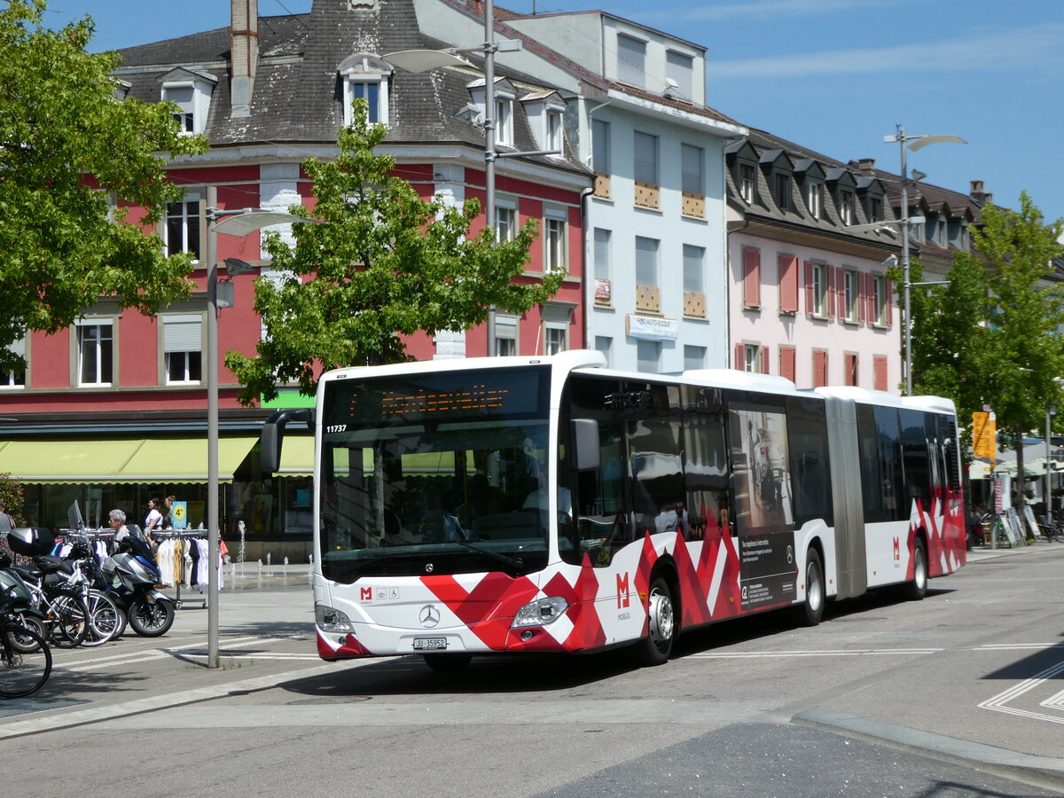 (252'442) - CarPostal Ouest - JU 35'952/PID 11'737 - Mercedes am 7. Juli 2023 beim Bahnhof Del�mont