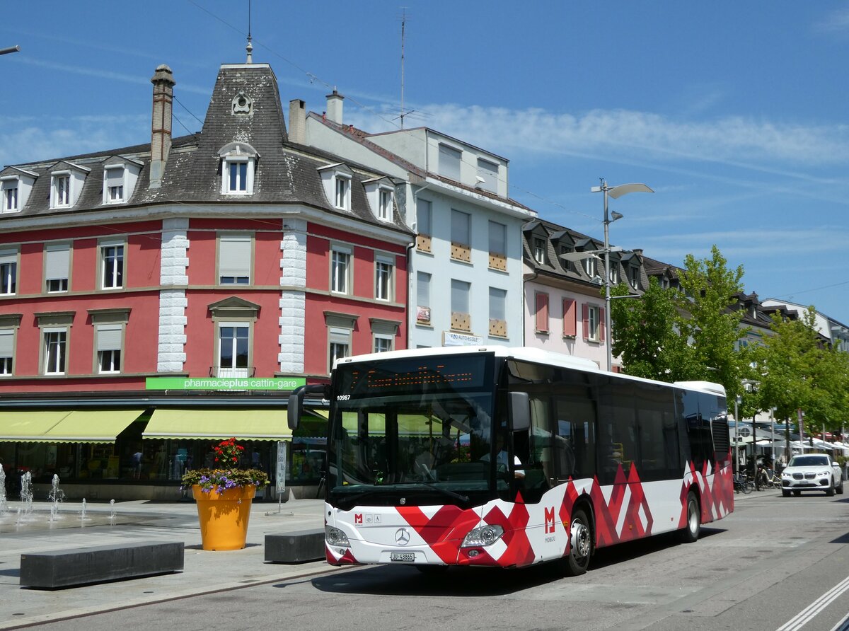 (252'443) - CarPostal Ouest - JU 43'865/PID 10'987 - Mercedes am 7. Juli 2023 beim Bahnhof Del�mont