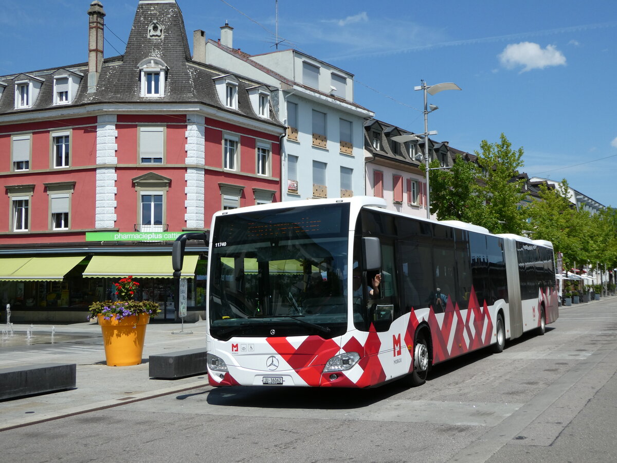 (252'446) - CarPostal Ouest - JU 36'062/PID 11'740 - Mercedes am 7. Juli 2023 beim Bahnhof Del�mont