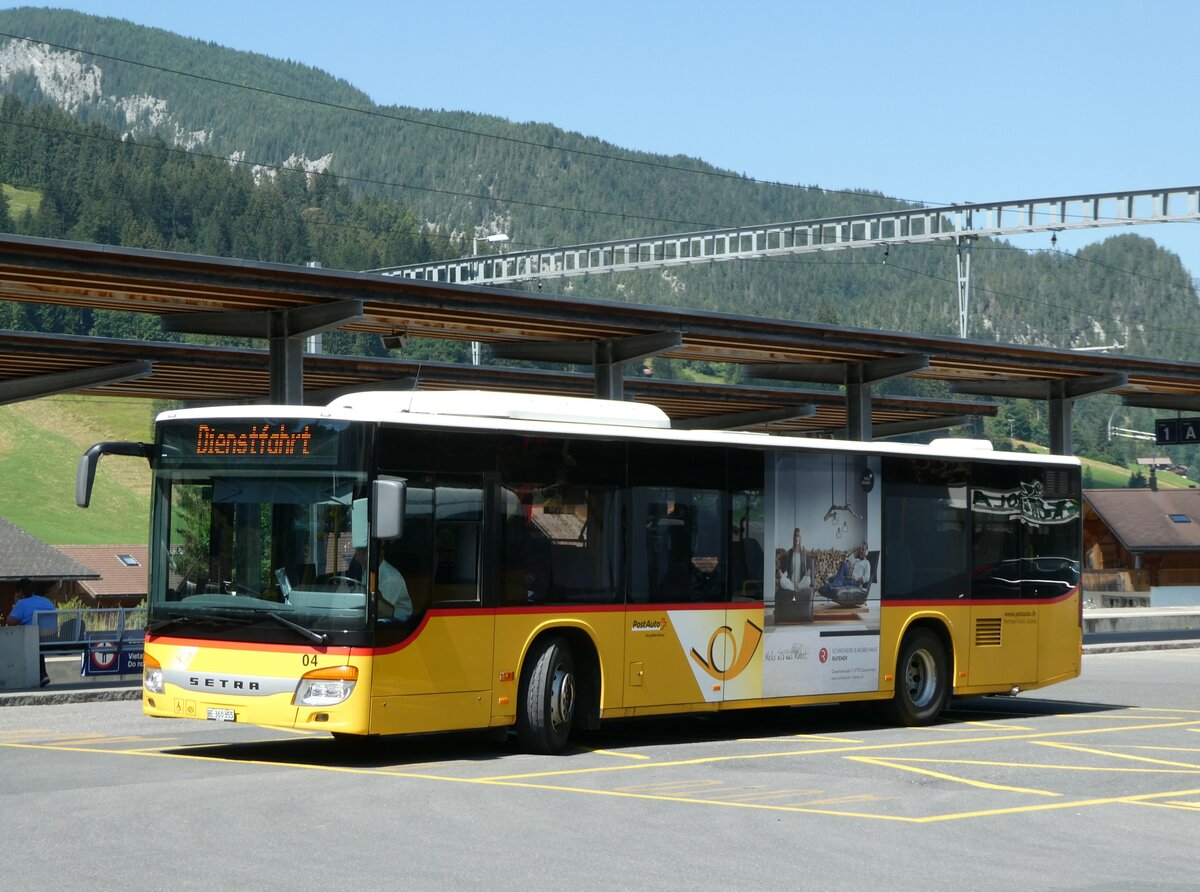 (252'610) - K�bli, Gstaad - Nr. 4/BE 360'355/PID 5204 - Setra am 11. Juli 2023 beim Bahnhof Gstaad