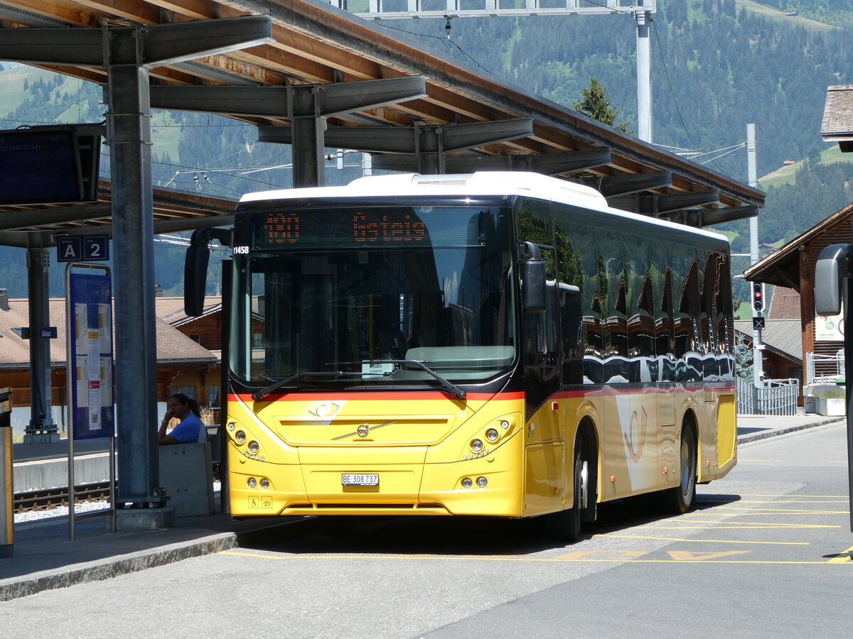 (252'613) - K�bli, Gstaad - BE 308'737/PID 11'458 - Volvo am 11. Juli 2023 beim Bahnhof Gstaad