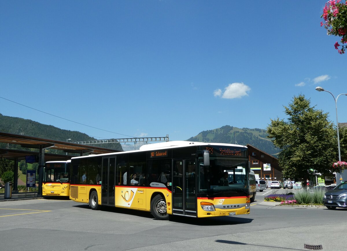 (252'615) - K�bli, Gstaad - Nr. 4/BE 360'355/PID 5204 - Setra am 11. Juli 2023 beim Bahnhof Gstaad