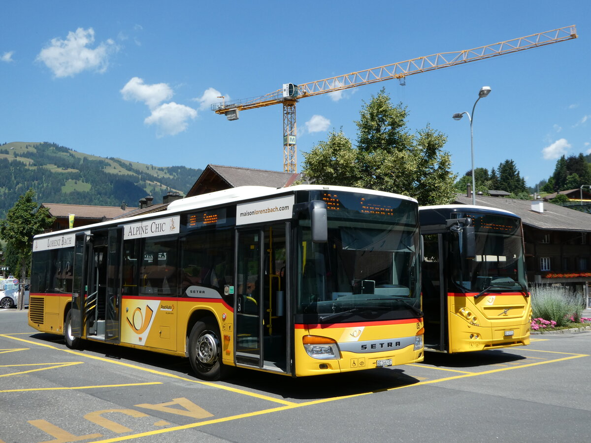 (252'626) - K�bli, Gstaad - Nr. 5/BE 366'987/PID 5425 - Setra am 11. Juli 2023 beim Bahnhof Gstaad