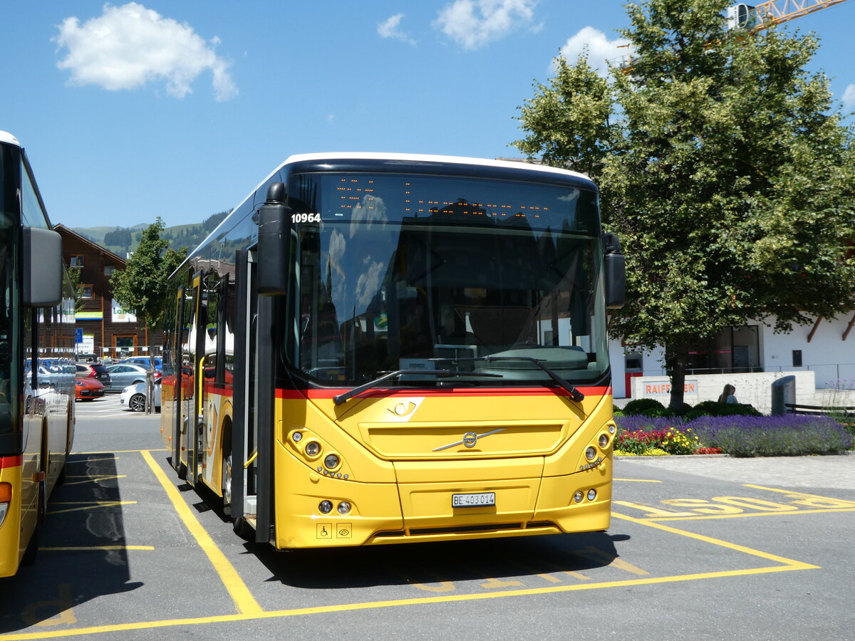 (252'627) - K�bli, Gstaad - BE 403'014/PID 10'964 - Volvo am 11. Juli 2023 beim Bahnhof Gstaad
