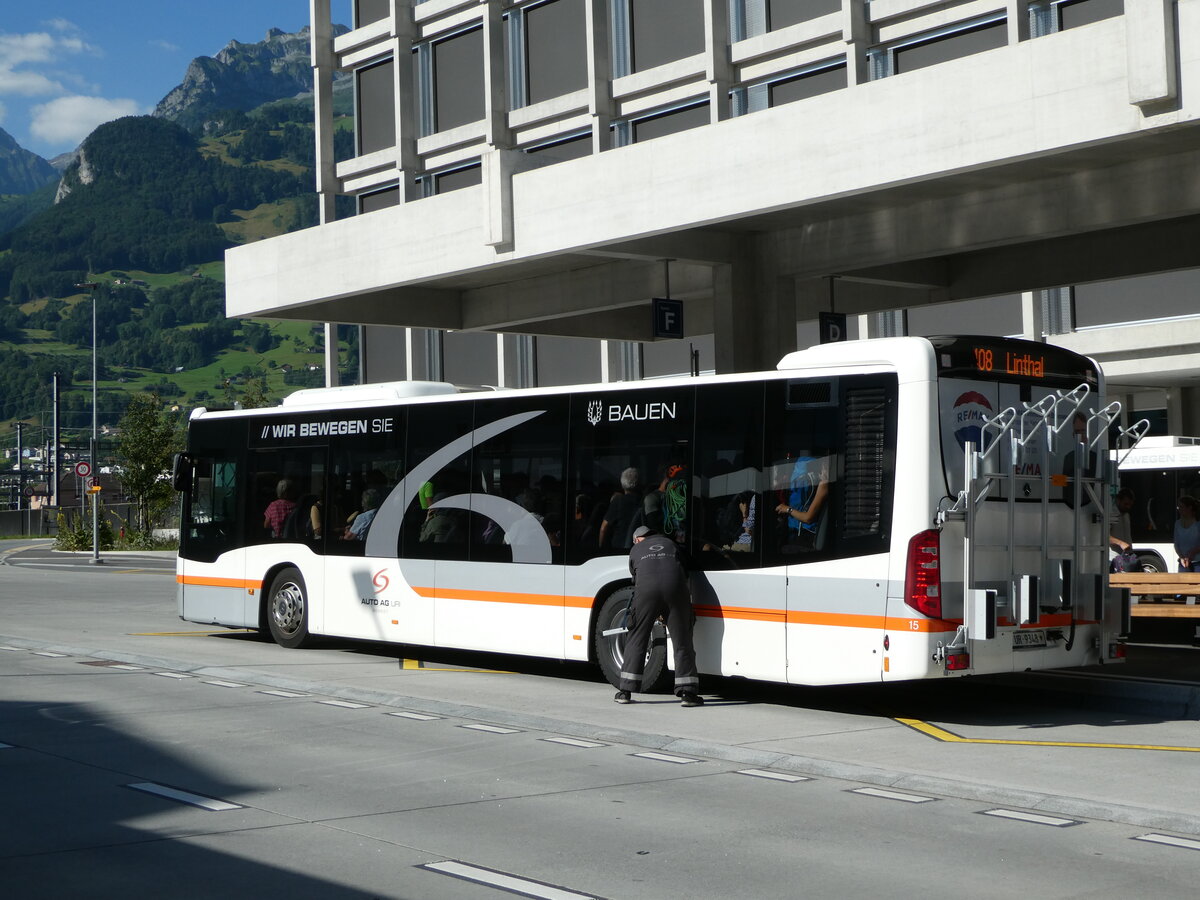 (252'689) - AAGU Altdorf - Nr. 15/UR 9348 - Mercedes am 15. Juli 2023 beim Bahnhof Altdorf (ein Serviceangestellter zieht beim mit Passagieren gef�llten Bus die Schrauben am Hinterrad an!)