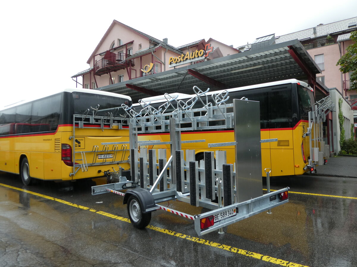 (252'986) - PostAuto Bern - BE 589'340 - Zbinden Gep�ckanh�nger am 25. Juli 2023 in Meiringen, Postautostation