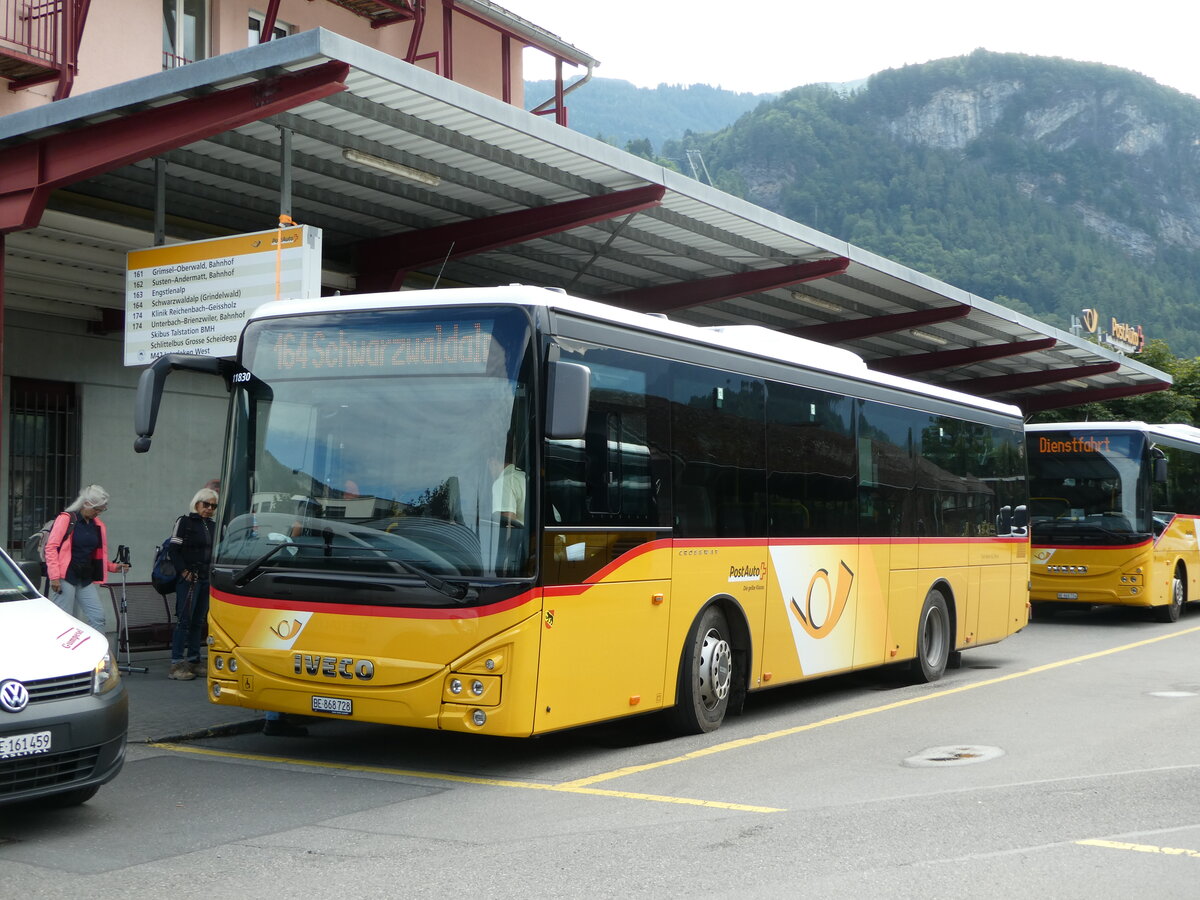 (253'112) - Fl�ck, Brienz - Nr. 28/BE 868'728/PID 11'830 - Iveco am 29. Juli 2023 in Meiringen, Postautostation