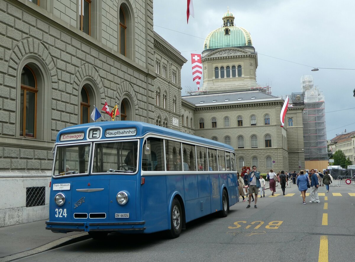 (253'277) - VBZ Z�rich (TMZ) - Nr. 324/ZH 66'324 - FBW/T�scher (ex Privat; ex VBZ Z�rich Nr. 324) am 1. August 2023 in Bern, Bundeshaus