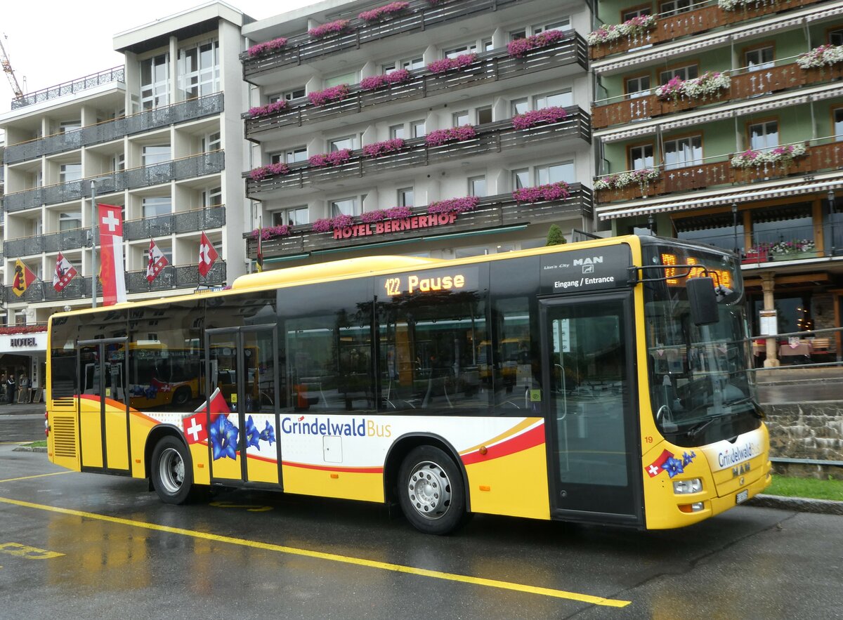(253'383) - Grindelwaldbus, Grindelwald - Nr. 19/BE 363'305 - MAN/G�ppel am 5. August 2023 beim Bahnhof Grindelwald