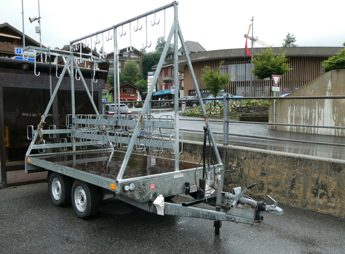 (253'396) - Grindelwaldbus, Grindelwald - BE 198'116 - Saris Veloanh�nger am 5. August 2023 beim Bahnhof Grindelwald