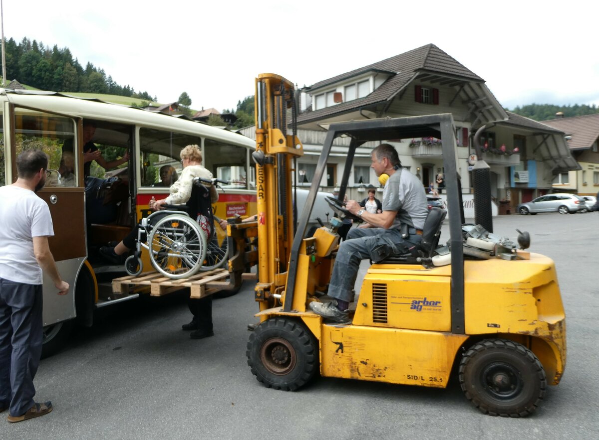 (253'556) - Schmid, Th�rishaus - Nr. 3/BE 26'760 - Saurer/Gangloff (ex Geiger, Adelboden Nr. 3) am 9. August 2023 in Rinderbach, Rest. zur S�ge (Teilaufnahme mit  Rollstuhllift )