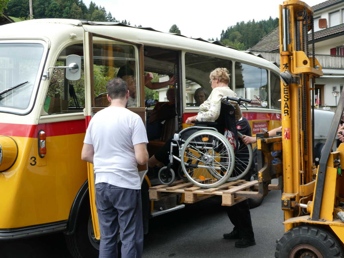 (253'557) - Schmid, Th�rishaus - Nr. 3/BE 26'760 - Saurer/Gangloff (ex Geiger, Adelboden Nr. 3) am 9. August 2023 in Rinderbach, Rest. zur S�ge (Teilaufnahme mit  Rollstuhllift )