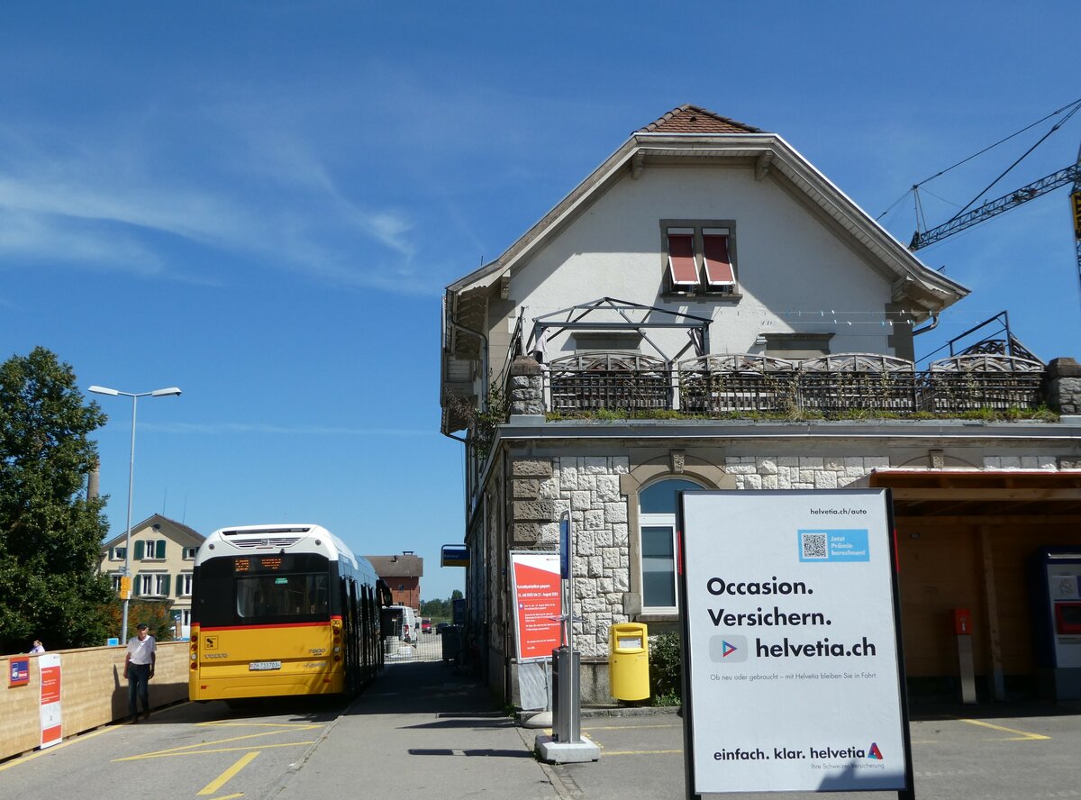 (253'637) - PostAuto Z�rich - Nr. 307/ZH 733'703/PID 10'207 - Volvo am 11. August 2023 beim Bahnhof Pfungen