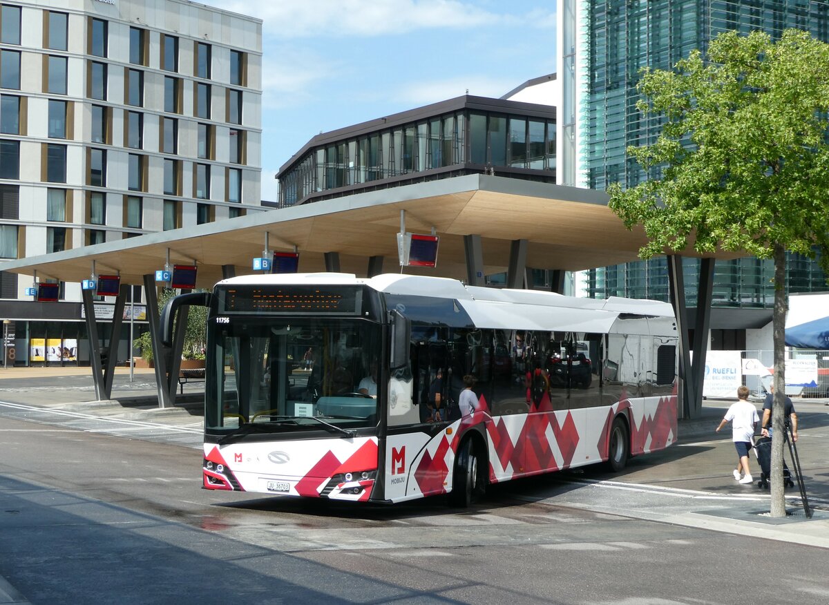 (253'683) - CarPostal Ouest - JU 36'703/PID 11'756 - Solaris am 12. August 2023 beim Bahnhof Del�mont