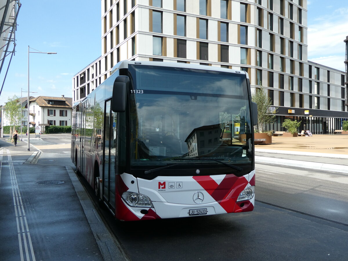 (253'685) - CarPostal Ouest - JU 52'433/PID 11'323 - Mercedes am 12. August 2023 beim Bahnhof Del�mont