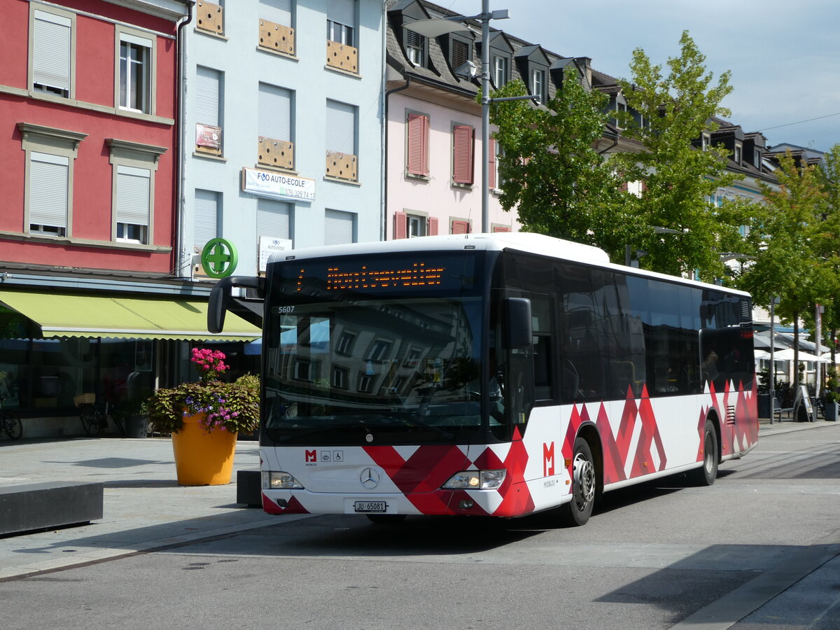 (253'688) - CarPostal Ouest - JU 65'081/PID 5607 (ex Nr. 14) am 12. August 2023 beim Bahnhof Del�mont