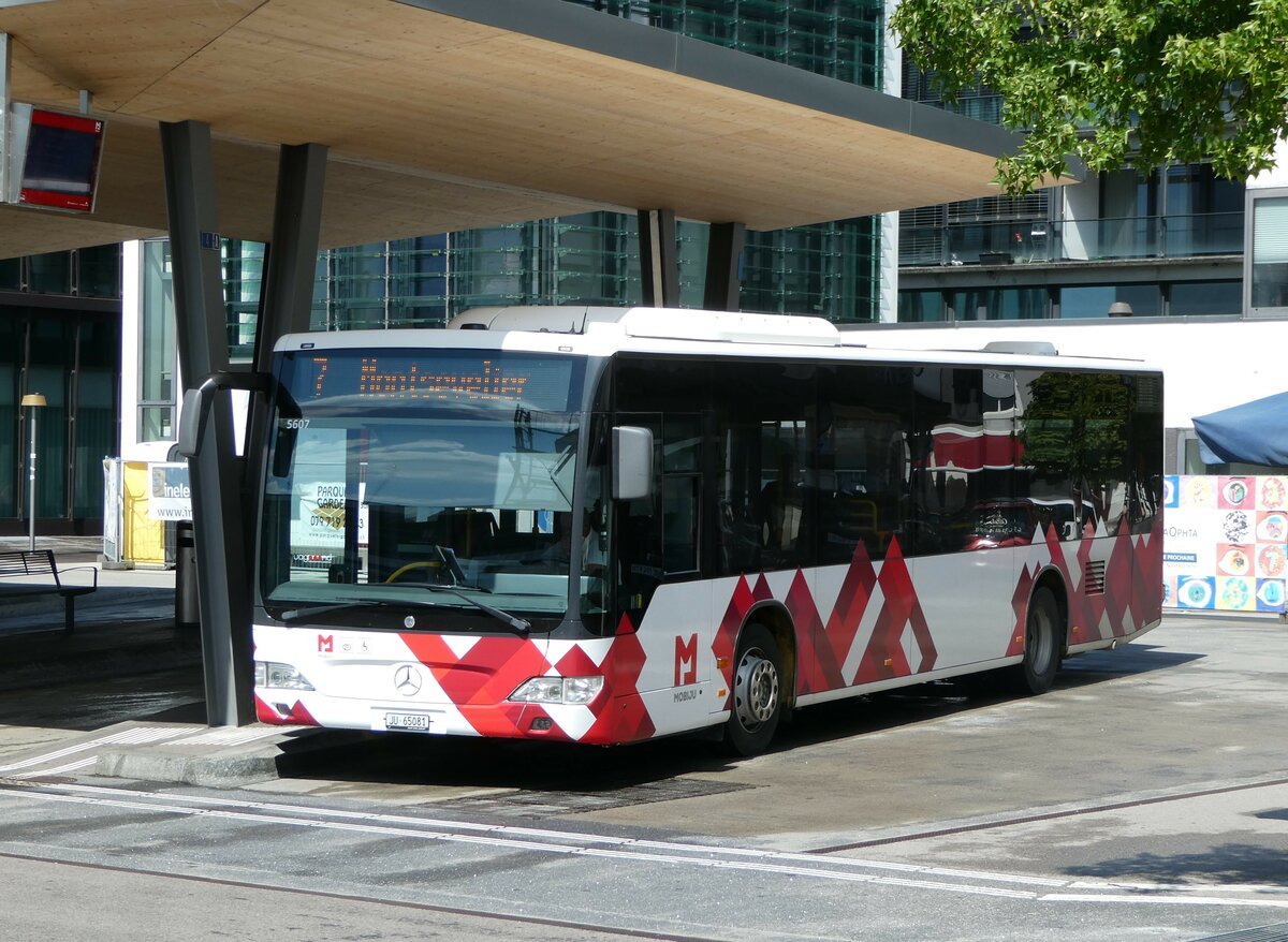 (253'689) - CarPostal Ouest - JU 65'081/PID 5607 - Mercedes (ex Nr. 14) am 12. August 2023 beim Bahnhof Del�mont