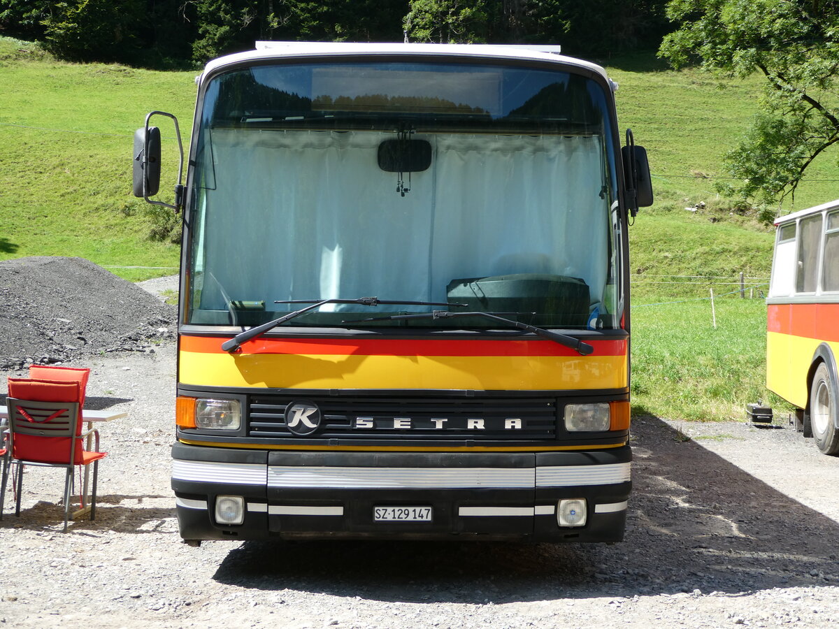 (254'040) - Schenk, Alpthal - SZ 129'147 - Setra (ex V�geli, Hettenschwil; ex Rosy Viaggi, Stabio; ex AutoPostale Ticino Nr. 516/PID 2979; ex P 25'069) am 19. August 2023 in Hoch-Ybrig, Talstation Weglosen