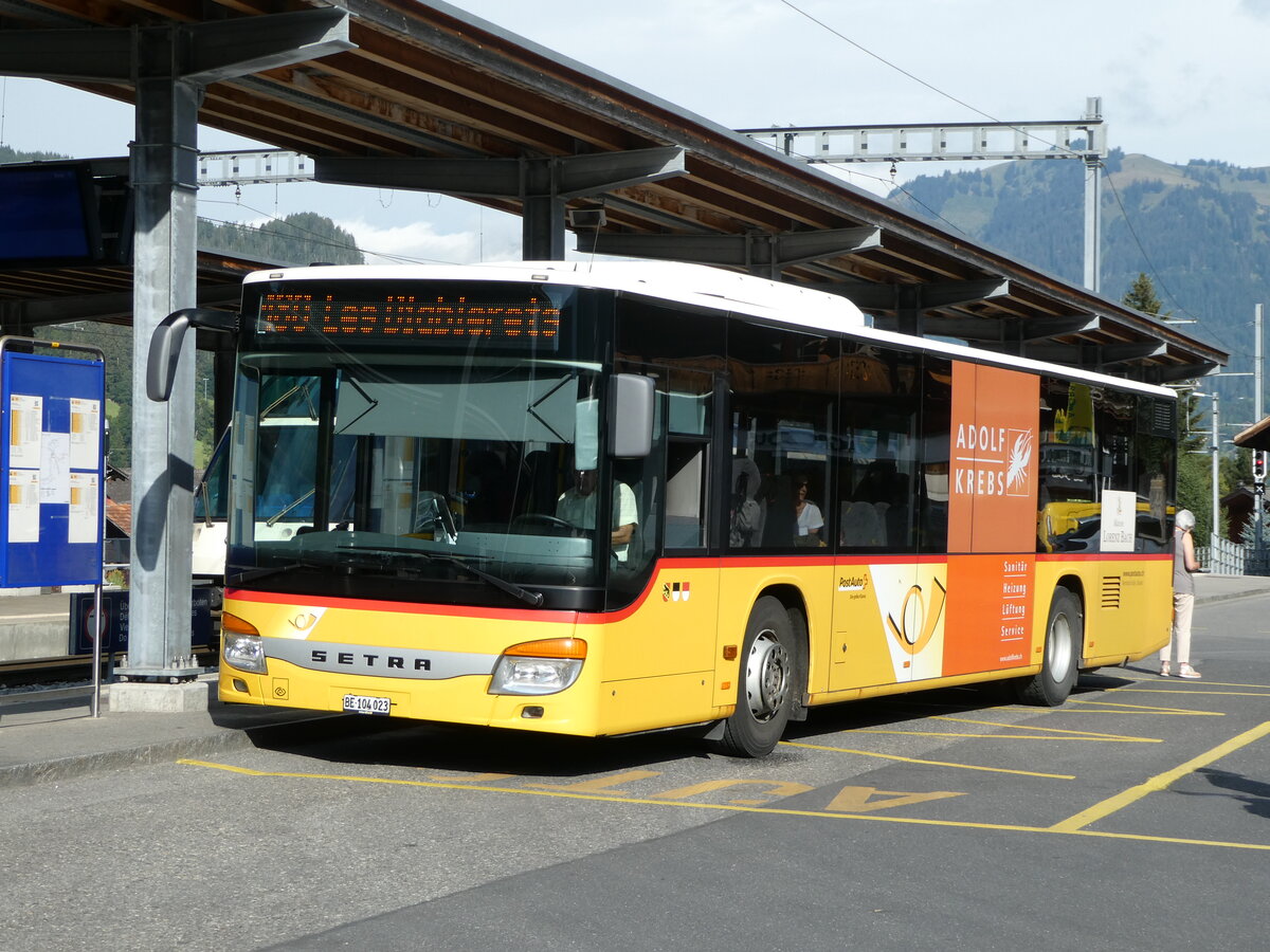 (254'246) - K�bli, Gstaad - BE 104'023/PID 5203 - Setra (ex Nr. 1) am 26. August 2023 beim Bahnhof Gstaad