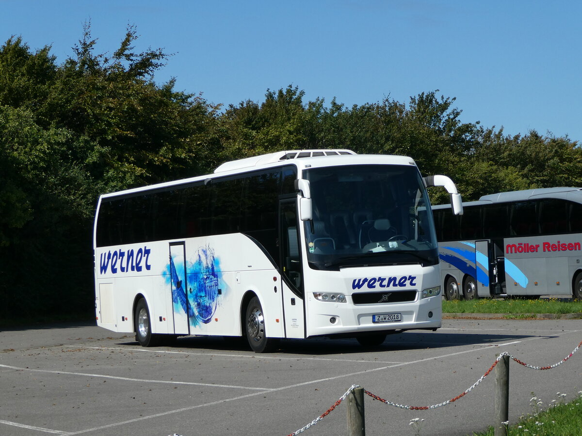 (254'570) - Werner, Wolfersgr�n - Z-W 2018 - Volvo am 1. September 2023 in Putgarten, Parkplatz