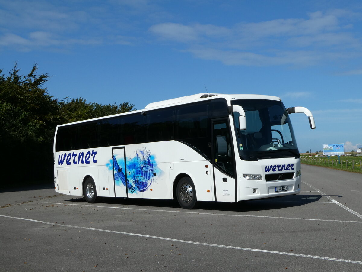 (254'573) - Werner, Wolfersgr�n - Z-W 2018 - Volvo am 1. September 2023 in Putgarten, Parkplatz