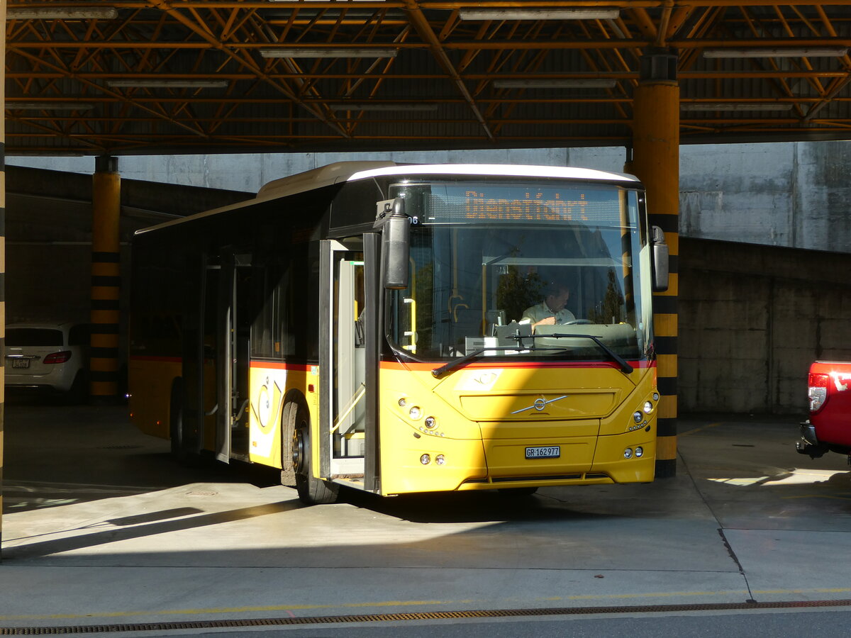 (254'852) - PostAuto Graub�nden - GR 162'977/PID 10'906 - Volvo am 8. September 2023 in Thusis, Postautostation