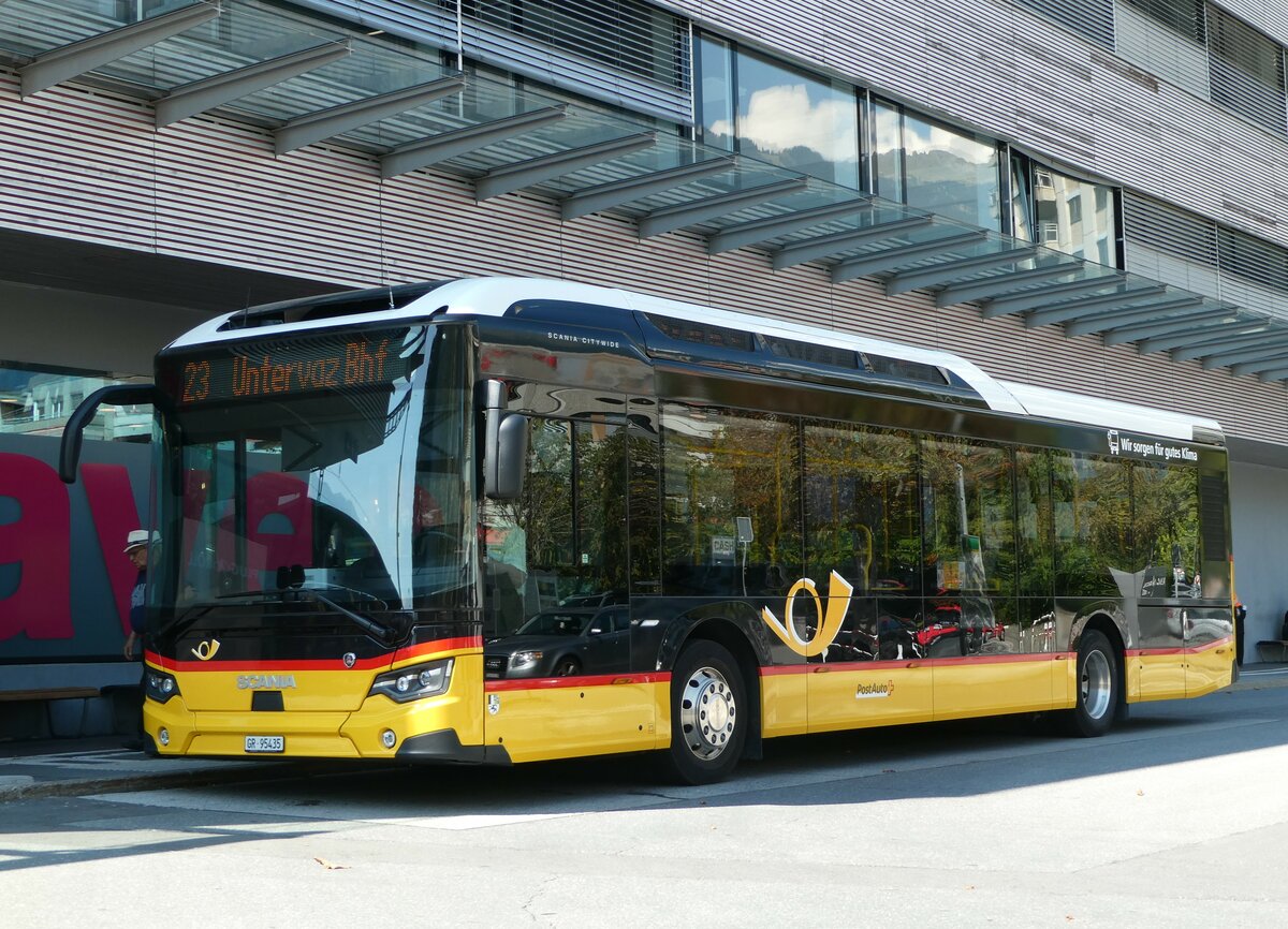(254'932) - D�nser, Trimmis - GR 95'435/PID 11'895 - Scania (ex GR 184'920) am 8. September 2023 beim Bahnhof Landquart