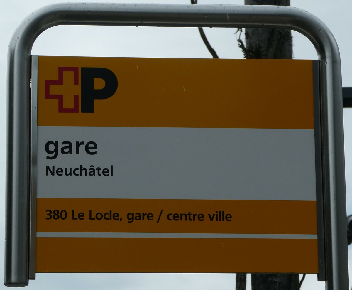 (255'221) - +P-Haltestellenschild - Neuch�tel, gare - am 16. September 2023