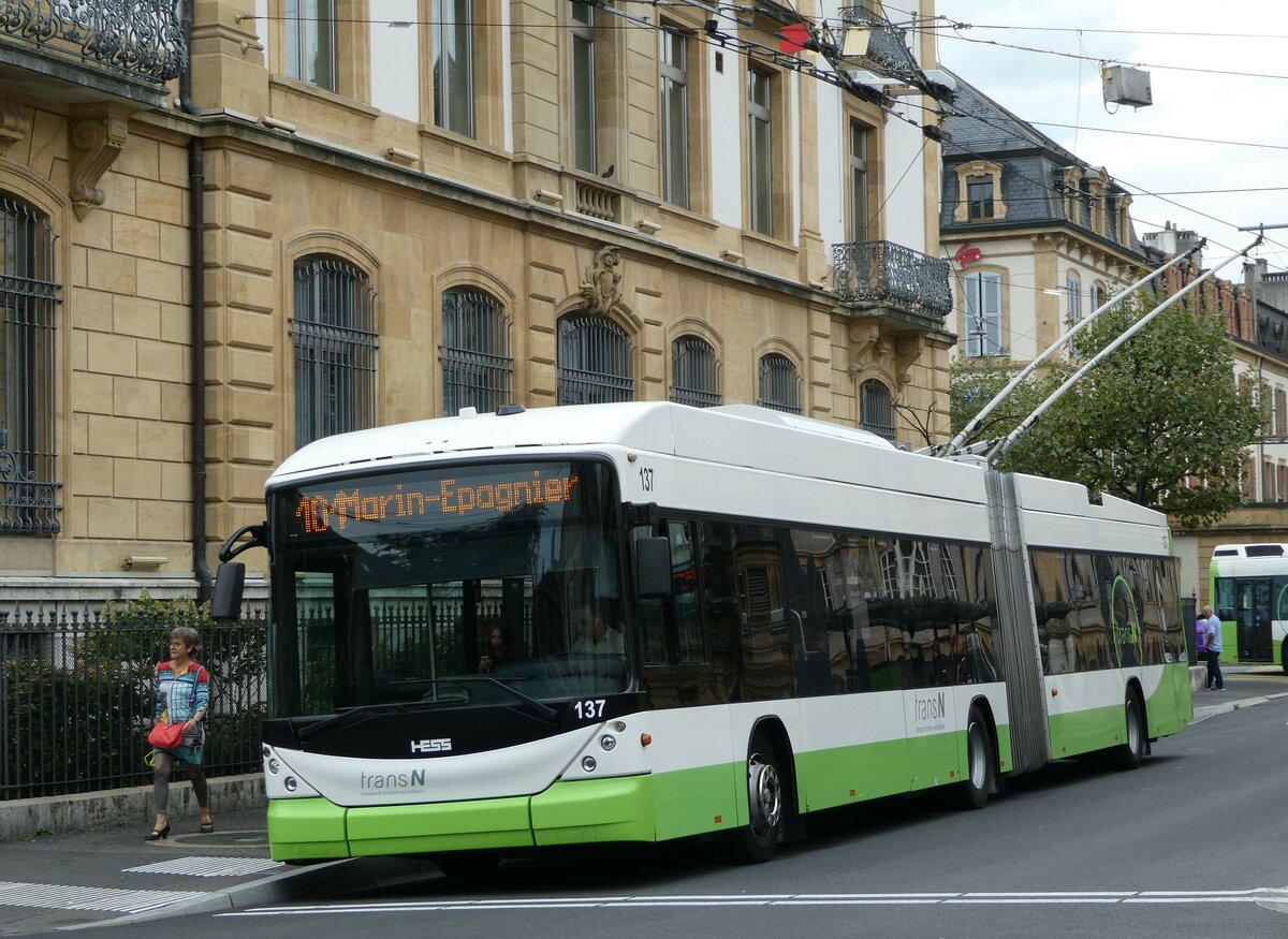 (255'227) - transN, La Chaux-de-Fonds - Nr. 137 - Hess/Hess Gelenktrolleybus (ex TN Neuch�tel Nr. 137) am 16. September 2023 in Neuch�tel, Place Pury
