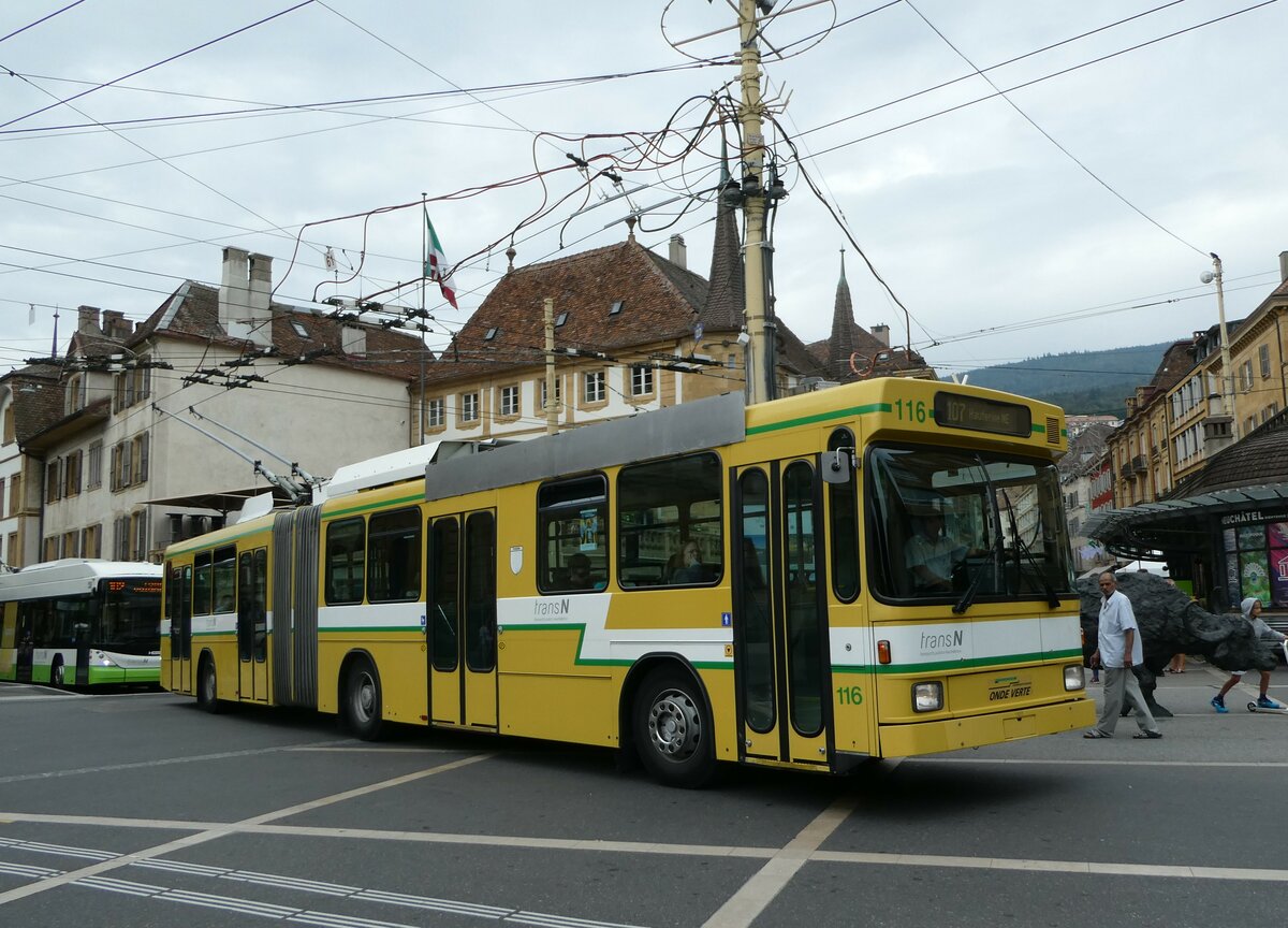 (255'230) - transN, La Chaux-de-Fonds - Nr. 116 - NAW/Hess Gelenktrolleybus (ex TN Neuch�tel Nr. 116) am 16. September 2023 in Neuch�tel, Place Pury