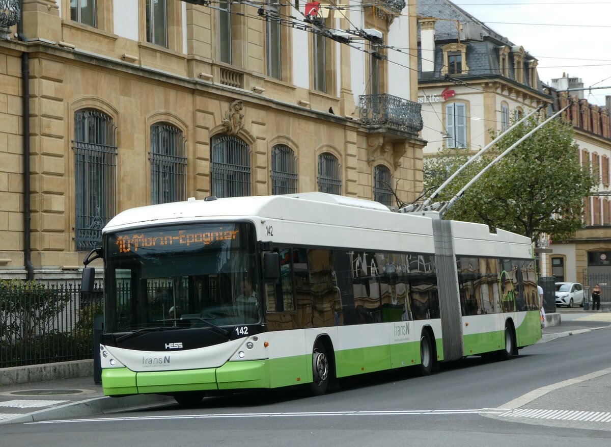 (255'235) - transN, La Chaux-de-Fonds - Nr. 142 - Hess/Hess Gelenktrolleybus (ex TN Neuch�tel Nr. 142) am 16. September 2023 in Neuch�tel, Place Pury